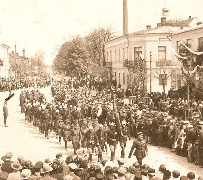 Odzyskanie niepodległości. Defilada